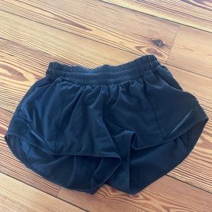 Lululemon Hotty-hot short 2.5 inch in black size 6